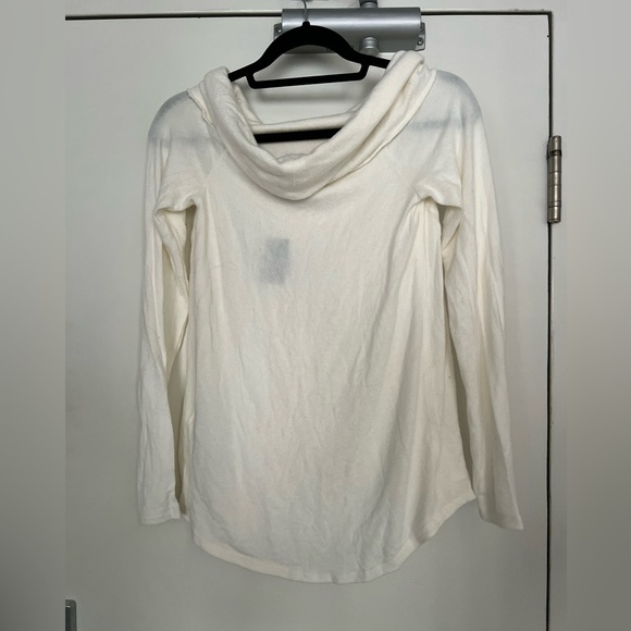BRAND NEW Cozy Off the Shoulder Abercrombie top - Picture 2 of 4